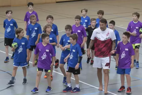 Trainer Chrischa Hannawald im Kreis der jugen Handballer.