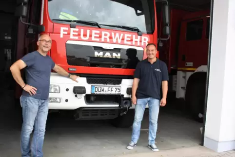 Wachwechsel bei der Wachenheimer Feuerwehr: Marco Haag (links) übergibt sein Amt an Christian Schmidt. 