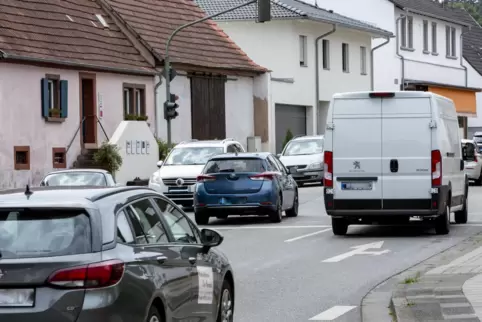 Seit der B270-Sperrung fließt deutlich mehr Verkehr durch die Siegelbacher Straße. Laut Ortsvorsteher Reiner Kiefhaber sei die L