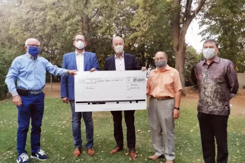 Rüdiger Krebs und Clubpräsident Thomas Schrage mit Christoph Kern (Rheinhessen Hospiz Alzey), Winfried Werner (Tafel Kirchheimbo