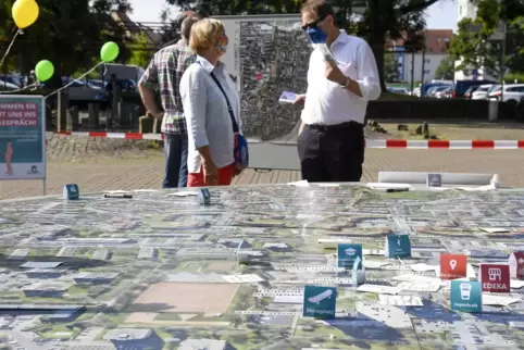 Zum Auftakt des Bürgerdialogs im Pilgerpfad war OB Martin Hebich dabei und stellte sich auf dem Jakobsplatz den Fragen unter and