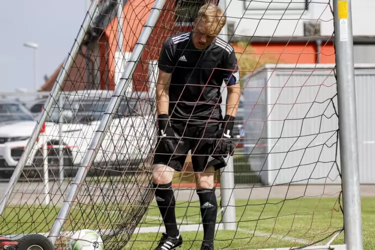 FV Weilerbach - VfB Reichenbach: Der Weilerbacher Torwart Kai Altvater muss ein paarmal den Ball aus seinem Kasten holen. 
