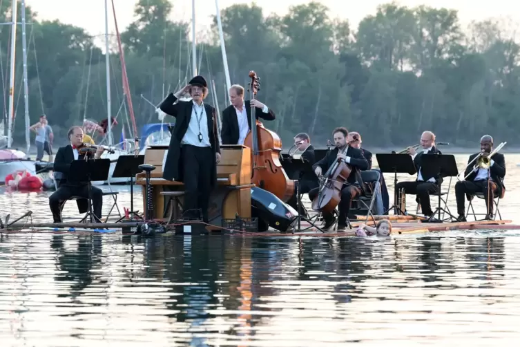 Der Dirigent salutiert: Patrick Siben und die Stuttgarter Saloniker auf dem Kollersee.