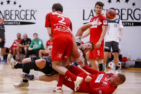 In Bedrängnis: Sebastian Bösing vom TuS Dansenberg zwischen Sven Schreiber und Lukas Wichmann von der SG Leutershausen. 