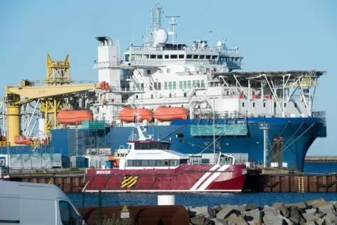 Das russische Verlegeschiff „Akademik Tscherski“ im Hafen Mukran auf der Insel Rügen. 