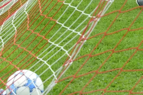 Eigentor: Der Ball liegt an der Kuhweide im Netz – RW Speyer hat schon wieder abgemeldet.