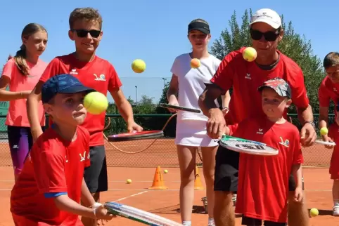 Damit seine Schützlinge ein Ballgefühl entwickeln, lässt Trainer Nicolas Fickert sie mit Schläger und Ball wie beim Löffellaufen
