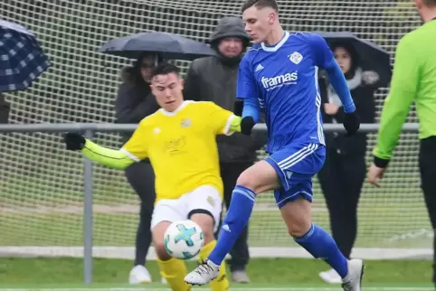 Marcel Fritzler (rechts) in Aktion – hier gegen Niklas Allenfort vom FC Saarbrücken.