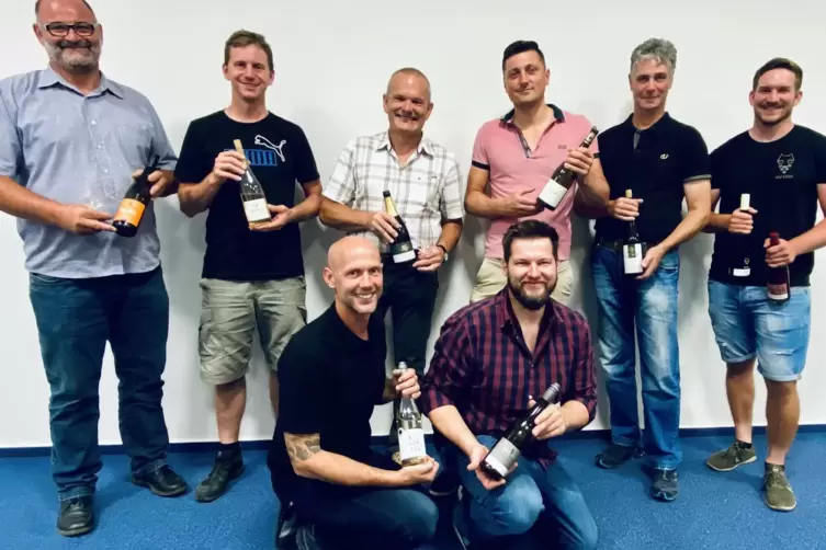 Neun Winzer (auf dem Bild fehlt Andreas Schmidt) nehmen mit ihren Rebensäften an der virtuellen Weinprobe am 12. September teil.