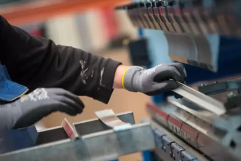 Arbeit an der Metallpresse in Brandenburg: In östlichen Bundesländern arbeiten besonders viele EU-Bürger aus Polen.