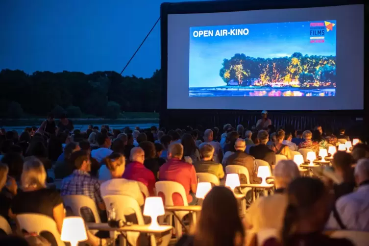 So dicht wie im Vorjahr dürfen die Kinoliebhaber dieses Mal nicht beim Open-AIr des Festivals des deutschen Films auf der Parkin