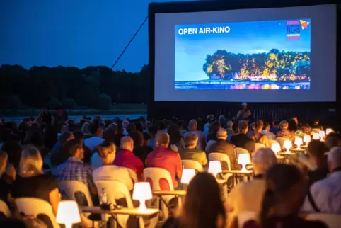 So dicht wie im Vorjahr dürfen die Kinoliebhaber dieses Mal nicht beim Open-AIr des Festivals des deutschen Films auf der Parkin