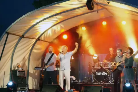  Still Collins gab am Samstag in Pirmasens ein beeindruckendes Konzert mit (von links) Uli Opfergeld, Sven Komp, Martin Littfins