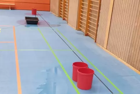 Ncht ganz dicht. Hallen sind nicht nur wegen Bauarbeiten für das Training gesperrt, mitunter tropft es auch, wie hier in der IGS