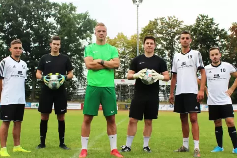 Die Neuzugänge beim SV Kirchheimbolanden (von links): Kevin Bär, Jonas Barz, Spielertrainer Timo Riemer, Eric Mattern, Daniel Gr