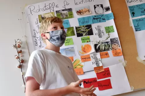 Moritz Backes präsentiert sein Projekt „Rohstoffe für Textilien“. 