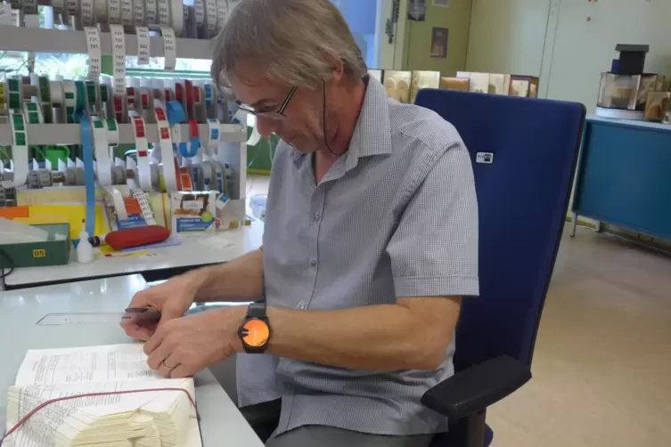 Bernd Reinhard beim Falten.