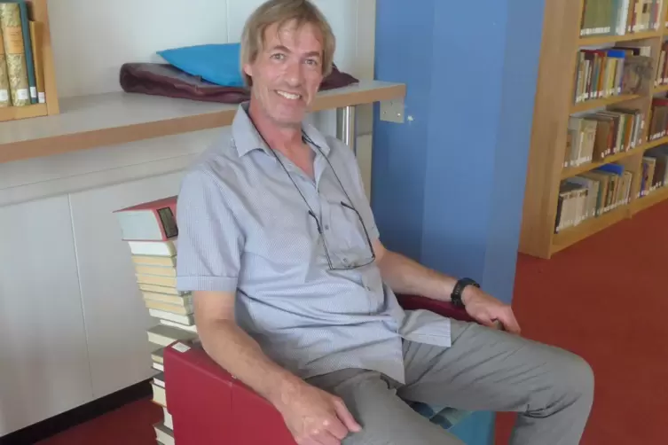 Bernd Reinhard in einem seiner selbst gebastelten B&uuml;cherst&uuml;hle.