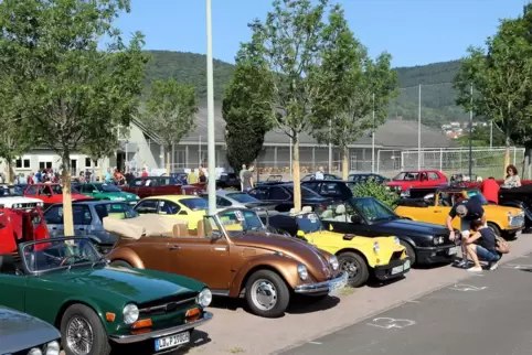 Oldtimer an Oldtimer an der Kaiserberghalle in Göcklingen. 