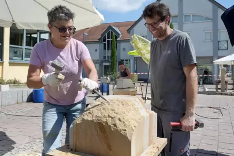  Beim Bildhauer-Kurs: Eine Nase soll es werden. Eveline Sanderbeck mit Holger Grimm, dem Kursleiter.