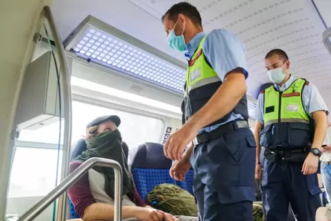 Mitarbeiter der DB Sicherheit und Beamte der Bundespolizei Anfang August in einem Regionalzug bei Berlin.