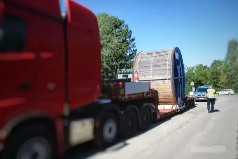 Die beiden Tieflader hatten je eine Kabeltrommel mit einem Gewicht von gut 15 Tonnen geladen, als die Beamten sie in Bobenheim-R
