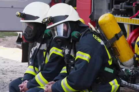 Feuerwehrmänner aus dem Leiningerland bei einer Übung mit Atemschutzgeräten: Am Tag der Übung war es unerträglich heiß. 