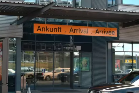 Terminal des Flughafens Saarbrücken bei Ensheim.