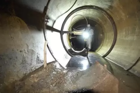 Ohne Taschenlampe wären die Mitarbeiter der Stadtentwässerung hier verloren.