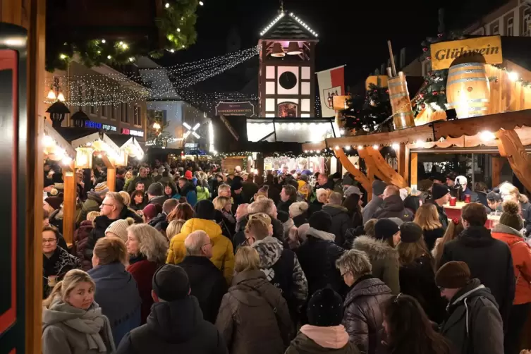 Anziehungspunkt: Weihnachtsmarkt Speyer, hier an einem Tag mit dem Feuerwerk „Altpörtel in Flammen“. 