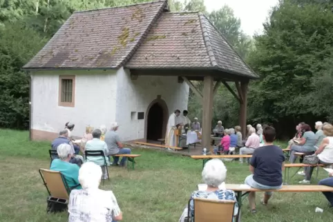 Messe an der Gertrauden-Kapelle mit Weihe des neuen Giebelkreuzes.