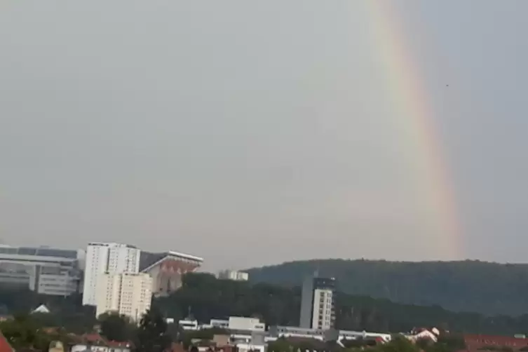 Ein Regenbogen über der Stadt. 