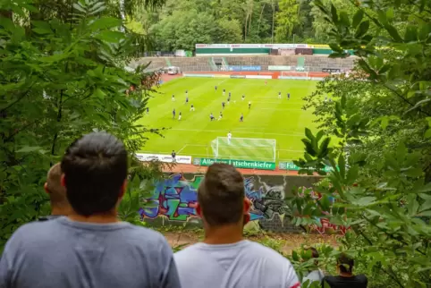 Im Wald oberhalb der „Kirrberger Kurve“, wo der Zaun des Waldstadions den Ausblick aufs Geisterspiel frei lässt, haben sich knap