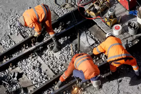 Die Bahn repariert rund um die Uhr ihr Schienennetz.