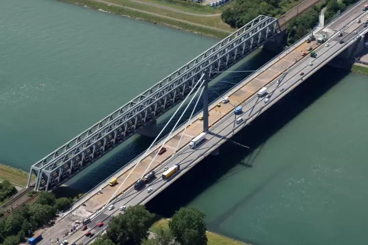 Die Rheinbrücke ist ein Nadelöhr. Die Grpnde schlagen eine durchschnittliche Verdopplung des ÖPNV-Angebots zwischen Karlsruhe un