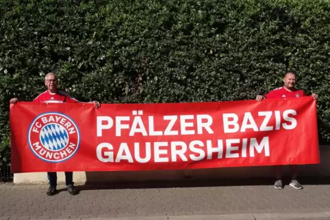 Die beiden Vorsitzenden der „Pfälzer Bazis“, Ludwig Eller (links) und Sascha Hack, mit dem Banner des Fanclubs, das es bis nach 