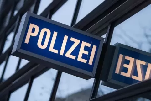 Der Schriftzug «Polizei» ist vor einem Polizeirevier zu sehen