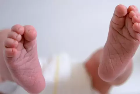 Ein neugeborenes Baby strampelt: Eltern brauchen für die Kinder gerade im ersten Jahr viele Windeln.
