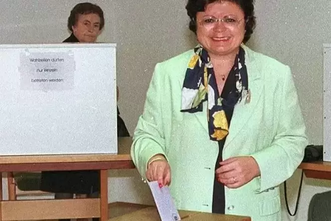 Bundestagswahl 1998: Anita Schäfer bei der Stimmabgabe in der alten Schule in Saalstadt