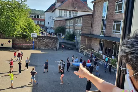 Von ihrem Büro aus hat Schulleiterin Irmgard Bauer die getrennten Pausenhöfe genau im Blick. Mit der Disziplin der Schüler ist s