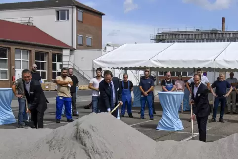 Symbolischer Start der Bauarbeiten auf dem Werksgelände (von links): KSB-Direktor Stephan Bross, OB Martin Hebich und Stephan Ti
