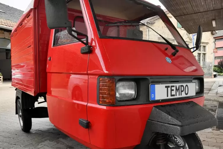 Dreirädriger Transporter beim Winzerverein Deidesheim.