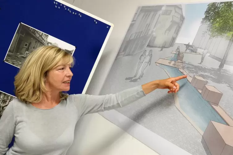 Kerstin Baum von der Tiefbauabteilung erkl&auml;rt, wie die Laustergasse k&uuml;nftig aussehen wird. 