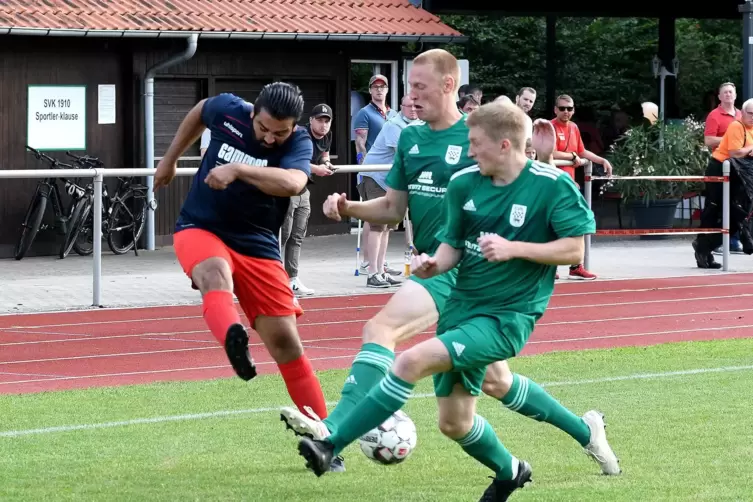 Die SVK-Spieler spielten eine gute Verteidigung. Hier blocken Arne Kuhn (Mitte) und Nicolas Gödtel (rechts) den Schuss von Serda