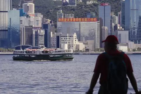 Quo vadis, Hongkong? Ein Mann steht im „Victoria Harbour“ und denkt nach. Am 1. Juli jährte sich die Rückgabe der früheren briti