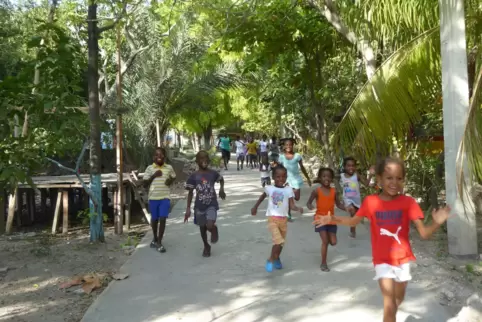 Das Kinderdorf in Gonaives legt sportlich vor. Die Kinder laufen fleißig mit.