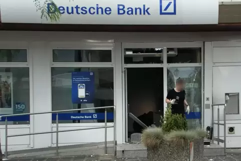 Die Polizeibeamten sichern die Spuren der Sprengung, die Filiale wurde schwer verwüstet. 