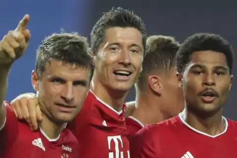 Da geht’s zum Titel: Thomas Müller, Robert Lewandowski und Serge Gnabry.