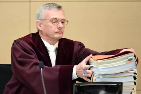 Ein dickes Brett: Vorsitzender Richter am BGH Ulrich Herrmann mit Akten zur Sache III ZR 136/18.