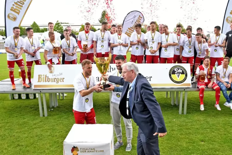 2019: SWFV-Präsident Drewitz übergibt den Pokal in Pirmasens an die FCK-Kapitäne Hemlein (links) und Dick.